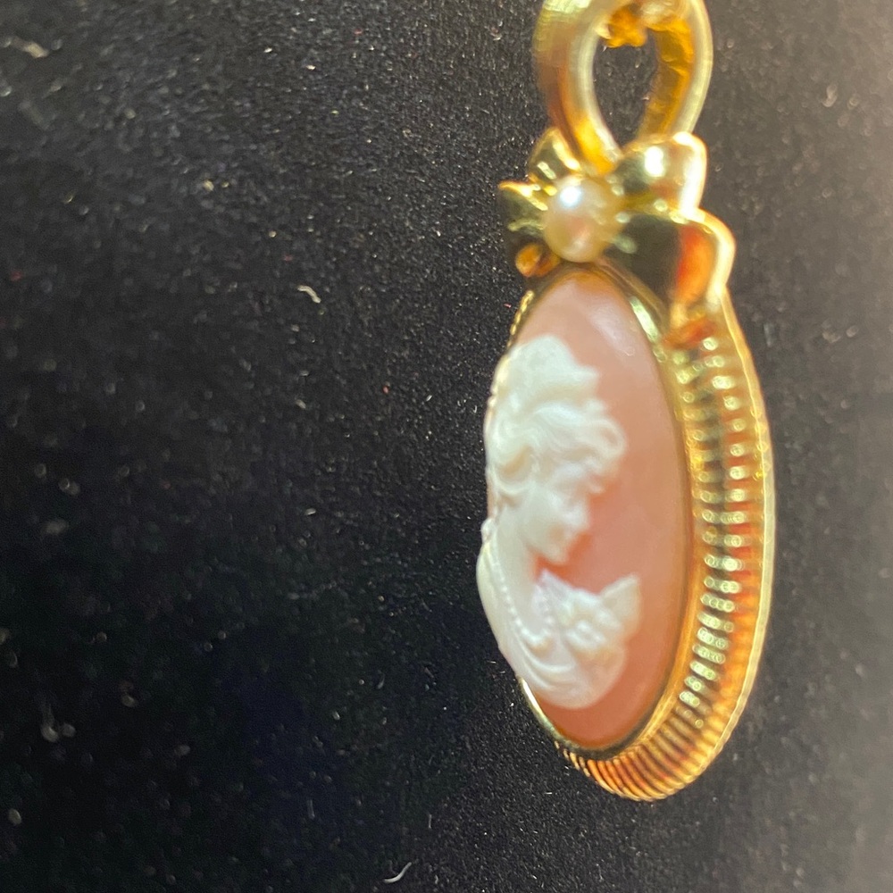 Vintage Avon Pink Cameo Pendant with Gold and Faux Pearl Necklace - Picture 6 of 9